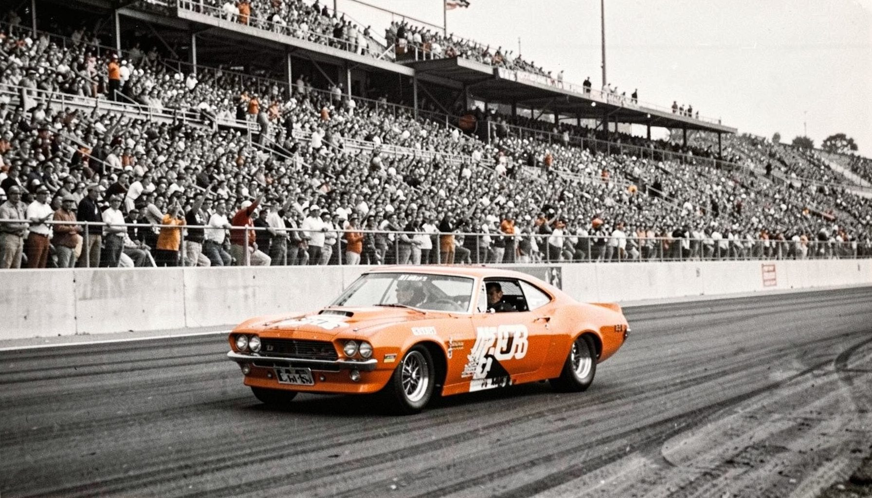 Schwarz-weißes historisches Foto einer NASCAR-Stock-Car-Rennstrecke aus den 1960er Jahren, Tribünen voller Zuschauer