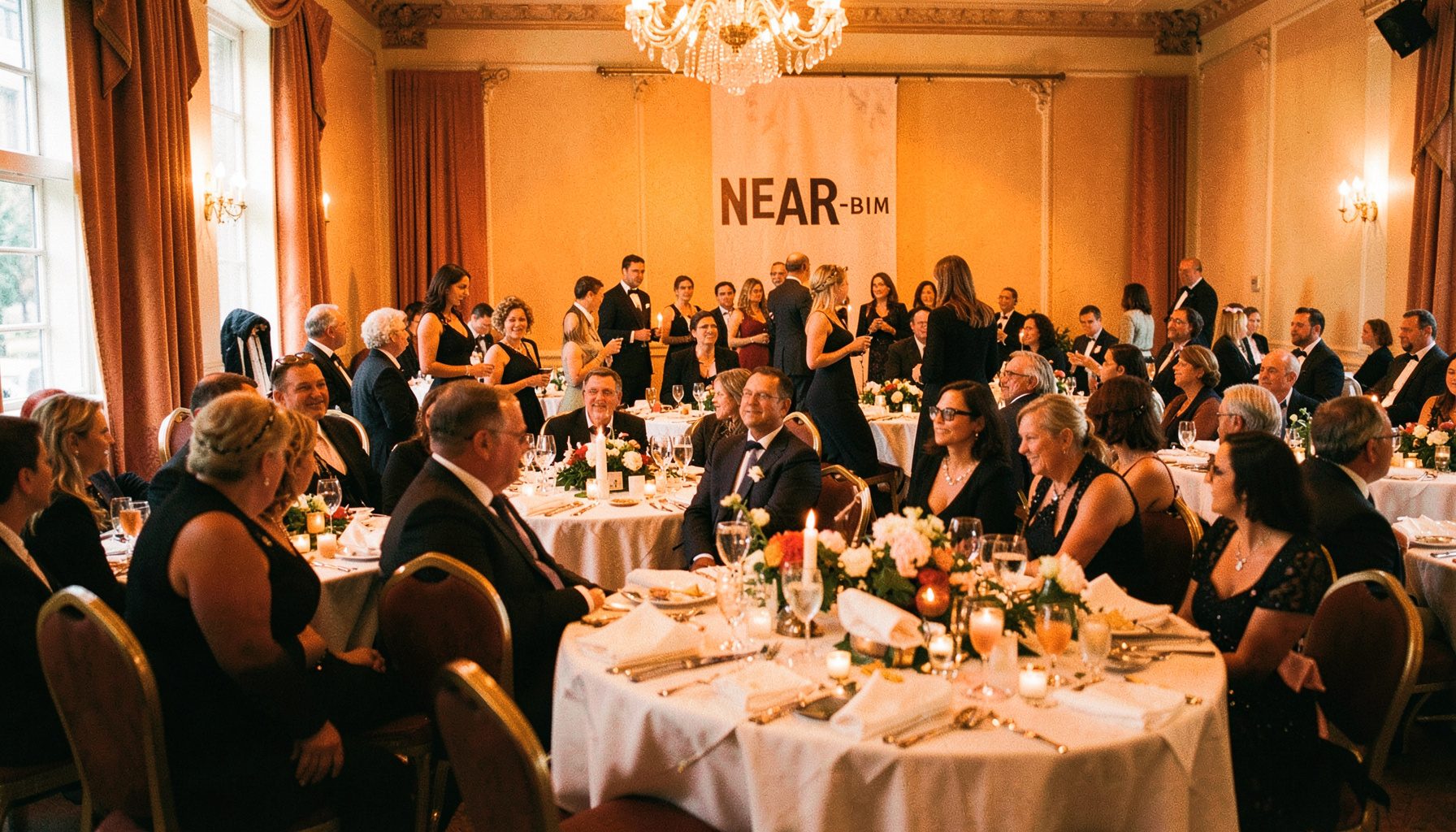 Bankettsaal mit festlich gedeckten Tischen und NEAR-Banner, Gäste in Abendgarderobe bei einer Hall of Fame Zeremonie